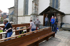 Reinigung und Aufstellung der Kirchenbänke von St. Crescentius (Foto: Karl-Franz Thiede)